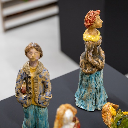 Kilka figurek ceramicznych przedstawiających postaci.